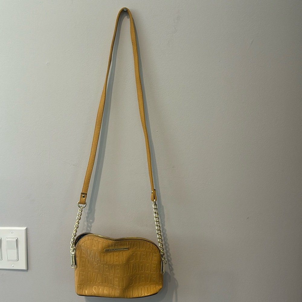 Steve Madden handbag. Yellow with gold chain. 25” strap. Purse size 9x7x4